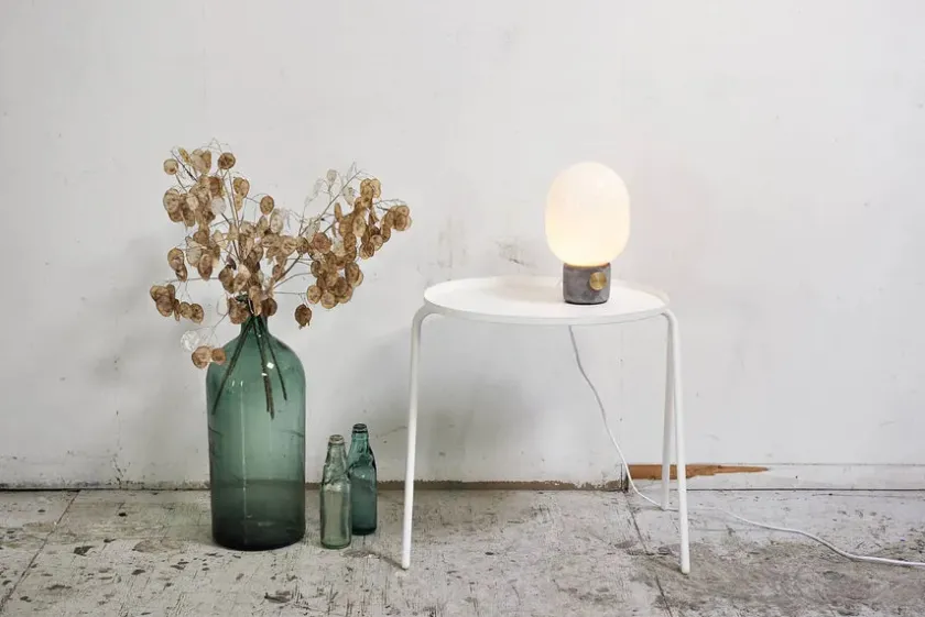 Audo Copenhagen JWDA Table Lamp, red travertine stone fra> Spots
