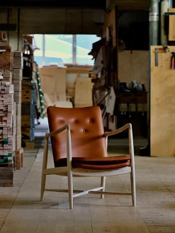 House of Finn Juhl Kaminstolen, valnød af Finn Juhl><noscript><img width=