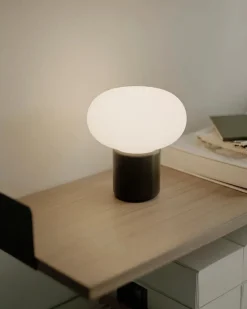 New Works Karl-Johan portable bordlampe, Cold Black fra> Portable Lamper|Spots