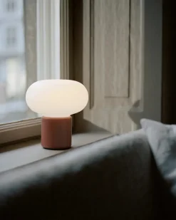 New Works Karl-Johan portable bordlampe, Earth Red fra> Portable Lamper|Spots