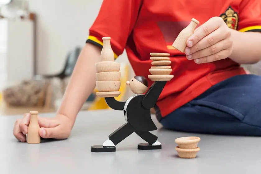 Kikkerland Don't Tip The Waiter, stacking game>Børn Legetøj|Spil