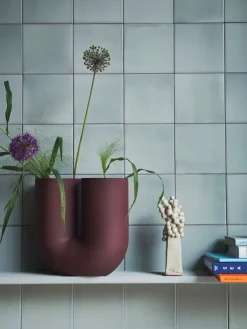 Muuto Kink Vase, deep red fra> Vaser