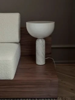 New Works Kizu Bordlampe Large, White Marble fra><noscript><img width=
