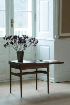 House of Finn Juhl Kunstsamlerens Bord af Finn Juhl><noscript><img width=