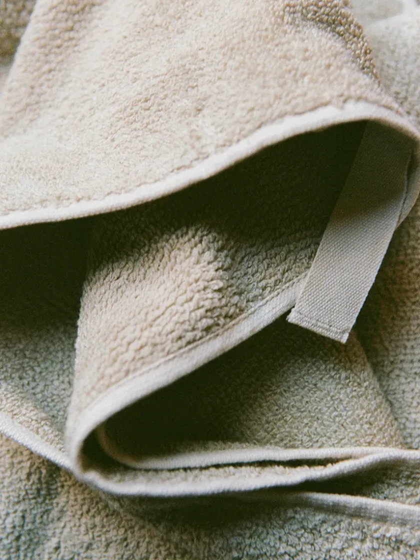 Aiayu Linen Bath Towel, 70 x 140 cm fra> Badeværelsestekstiler