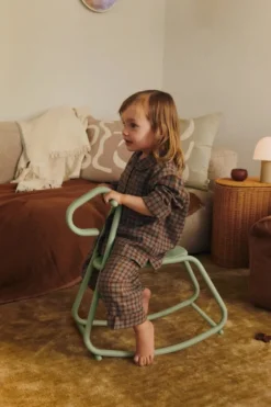 Ferm Living Lussi Rocking Horse – skulpturel gyngehest fra><noscript><img width=