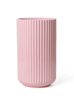 Lyngby Porcelæn Lyngbyvasen i lilla, H20,5 cm fra><noscript><img width=