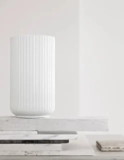 Lyngby Porcelæn Lyngbyvasen i rød, H15,5 cm fra><noscript><img width=