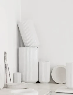 Lyngby Porcelæn Lyngbyvasen i rød, H15,5 cm fra><noscript><img width=