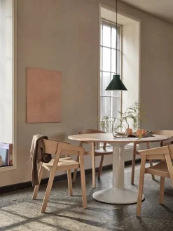 Muuto Midst Table Ø 120 cm, oiled oak fra> Spiseborde