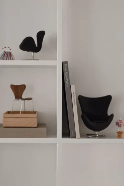 Fritz Hansen Miniature Serie 7 stol af Arne Jacobsen><noscript><img width=