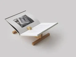 New Mags Page Bookstand, Oak fra> Gaver Til Hende