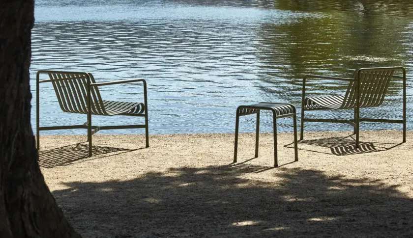 HAY Palissade Lounge Chair Low, Deep Blue fra> Udendørs Loungemøbler|Havestole