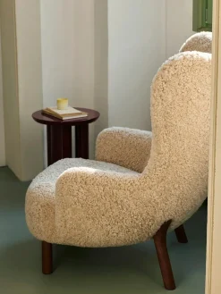 &Tradition Petra VB3 Chair, moonlight sheepskin/walnut fra> Lænestole