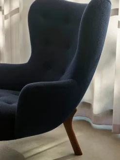 &Tradition Petra VB3 Chair, moonlight sheepskin/walnut fra><noscript><img width=