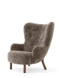 &Tradition Petra VB3 Chair, sahara sheepskin/walnut fra> Lænestole