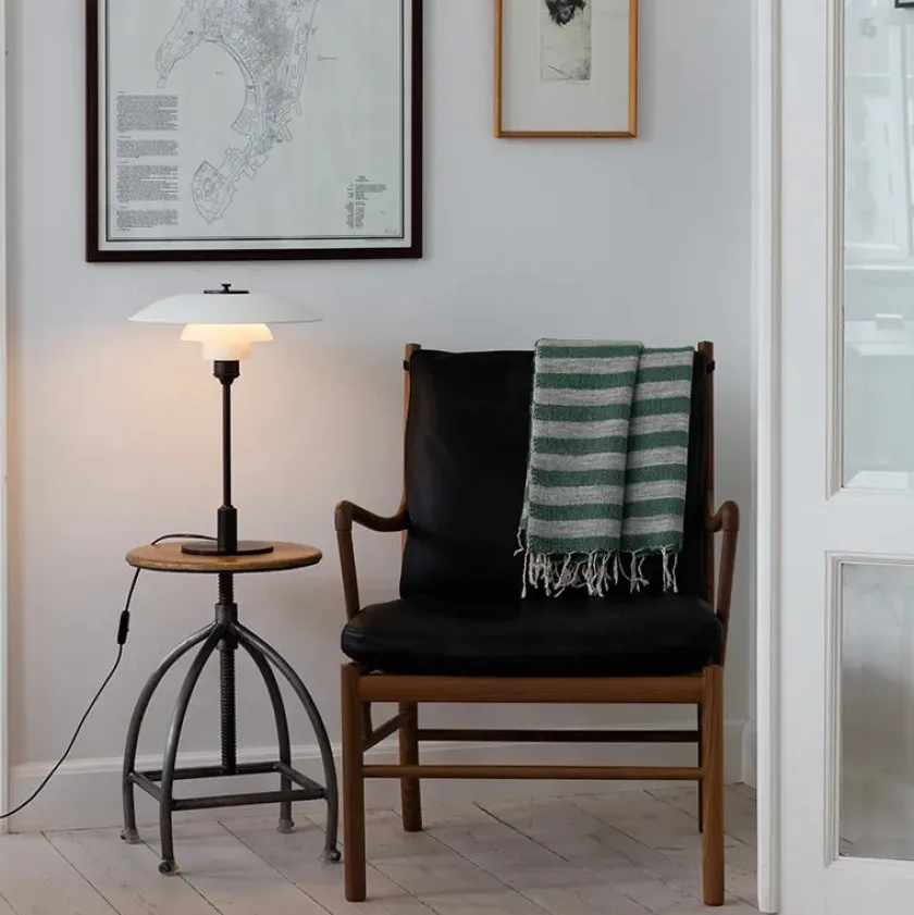 Louis Poulsen PH 3½-2½ Bordlampe, rød af Poul Henningsen> Spots