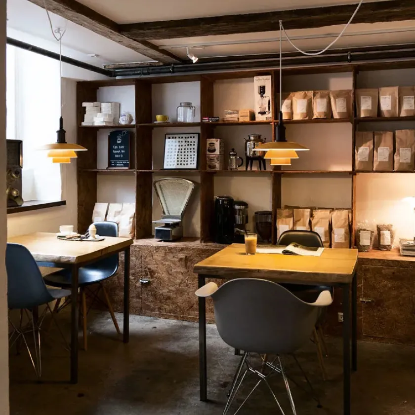 Louis Poulsen PH 3½-3 Pendel, rød af Poul Henningsen> Pendler|Spots
