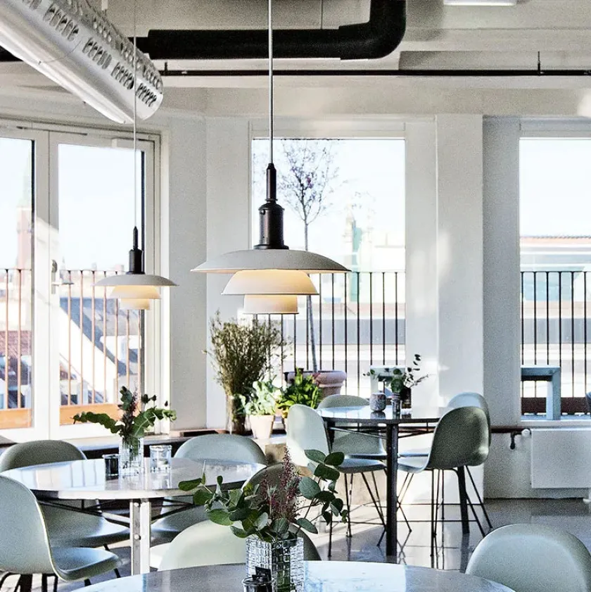 Louis Poulsen PH 3½-3 Pendel, rød af Poul Henningsen> Pendler|Spots