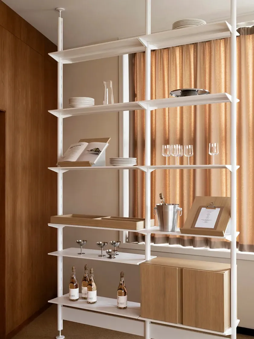 String Furniture Pira G2 Floor-to-Ceiling Shelving Bundle A fra String> Reolsystemer