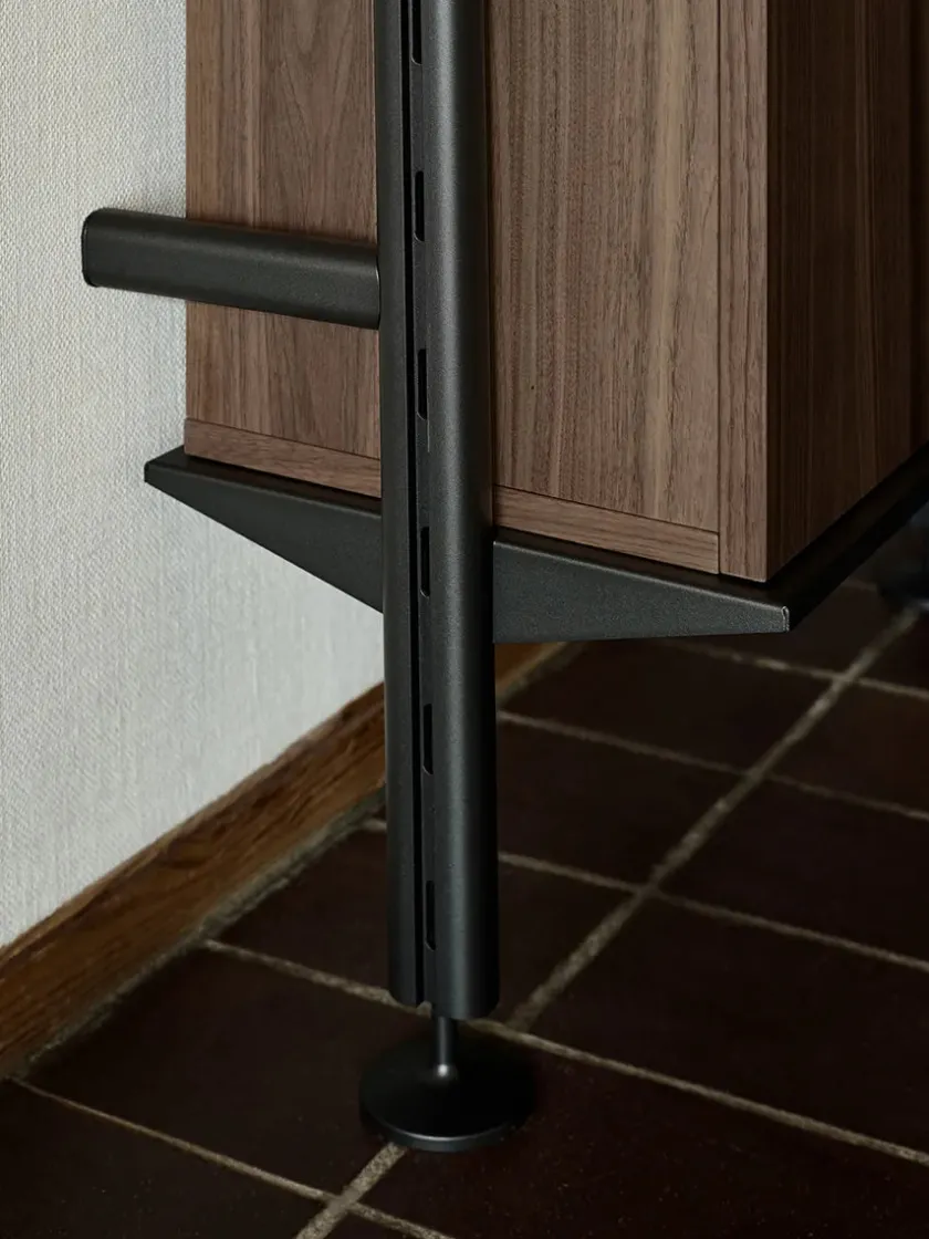 String Furniture Pira G2 Floor-to-Wall Shelving Bundle B fra String> Reolsystemer