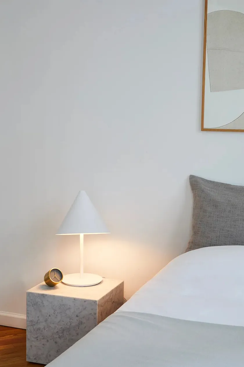 Audo Copenhagen Plinth Cubic, grey galaxy marble fra> Sideborde Og Små Borde