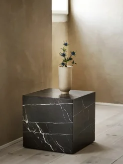 Audo Copenhagen Plinth Cubic Grey Kendzo marmor fra> Sideborde Og Små Borde