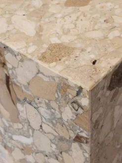 Audo Copenhagen Plinth Cubic Sand Kunis Breccia marmor fra> Sideborde Og Små Borde