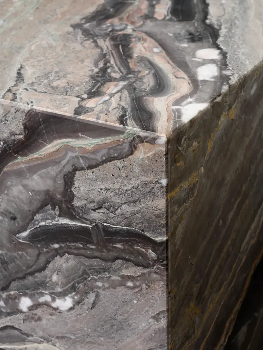 Audo Copenhagen Plinth Low, grey galaxy marble fra> Sofaborde