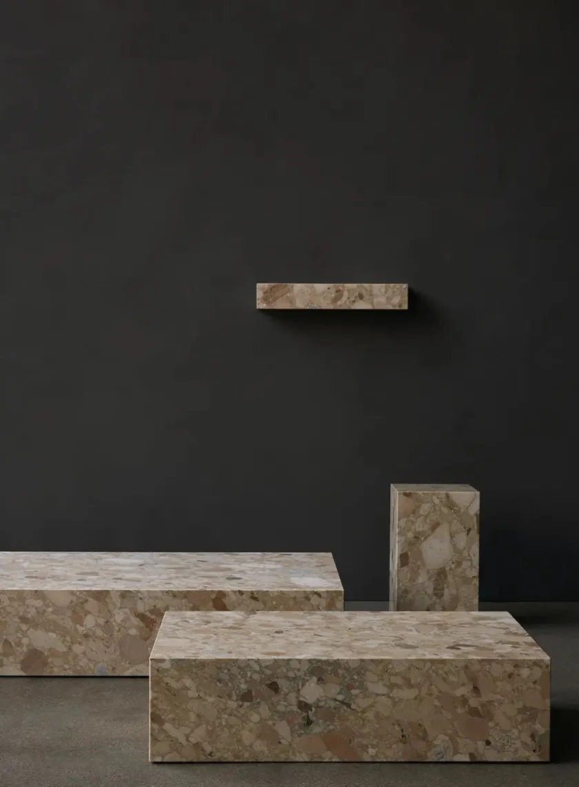Audo Copenhagen Plinth Low, grey galaxy marble fra> Sofaborde