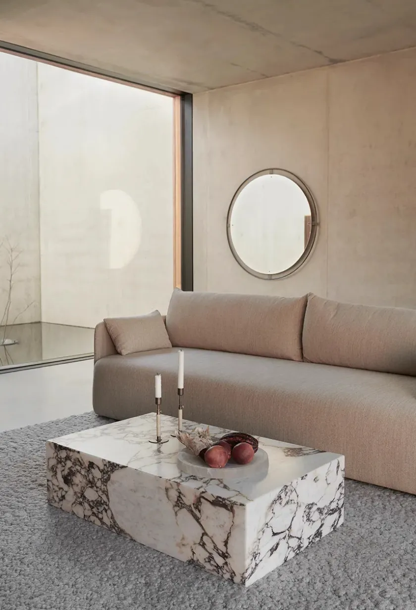 Audo Copenhagen Plinth Low, grey galaxy marble fra> Sofaborde