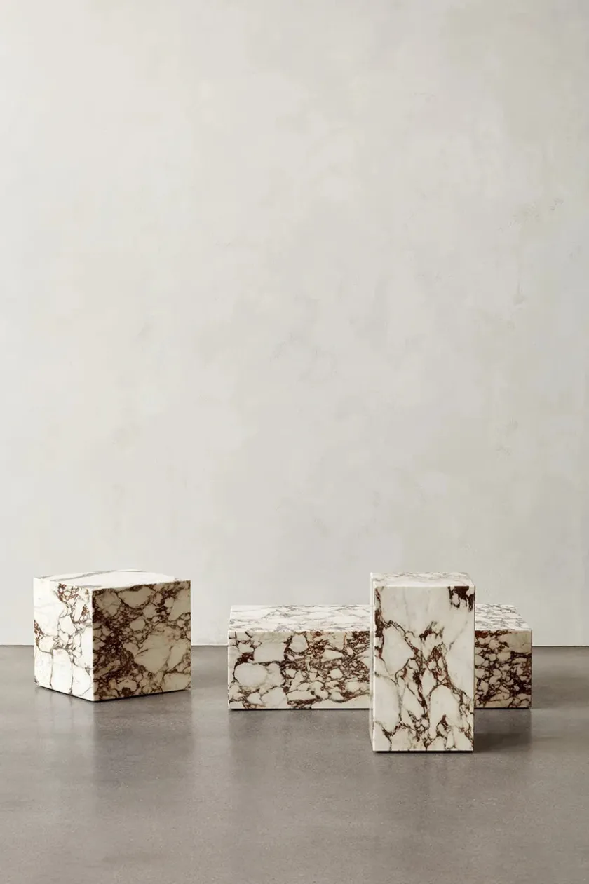 Audo Copenhagen Plinth Low, grey galaxy marble fra> Sofaborde