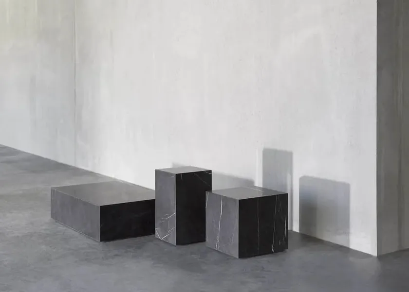 Audo Copenhagen Plinth Low, grey galaxy marble fra> Sofaborde