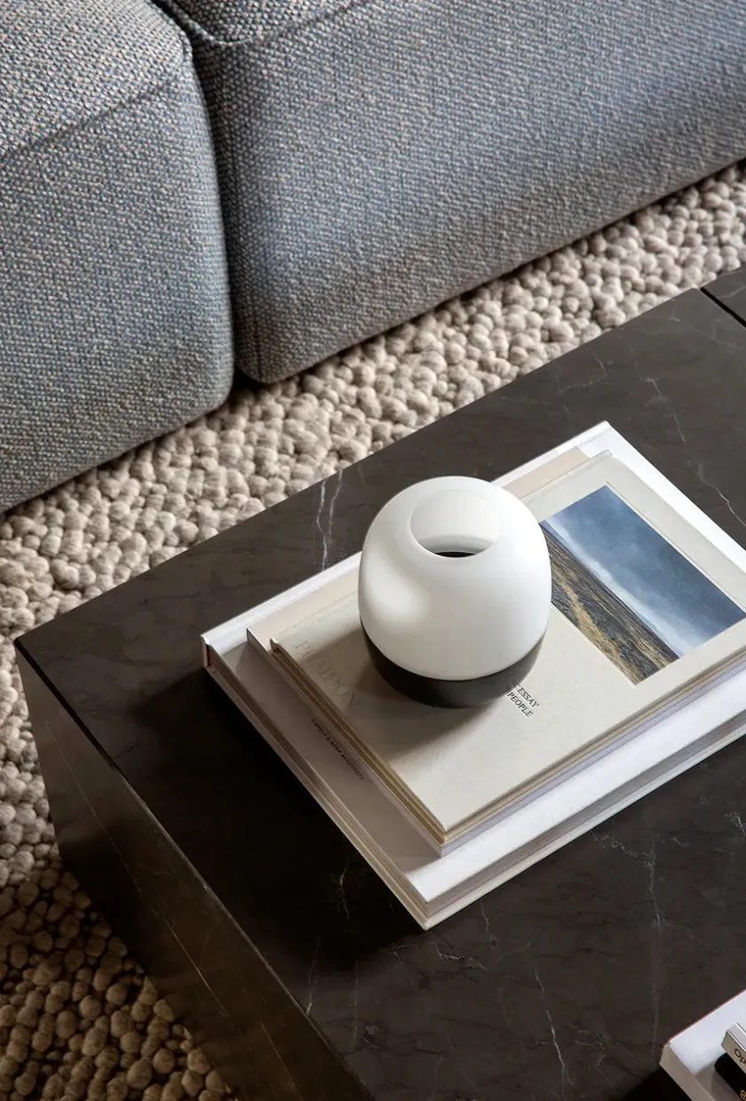 Audo Copenhagen Plinth Low, grey galaxy marble fra> Sofaborde