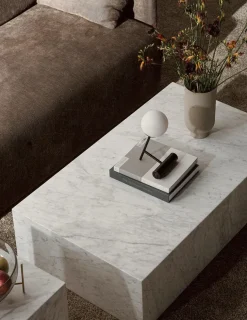 Audo Copenhagen Plinth Low Sand Kunis Breccia marmor fra><noscript><img width=