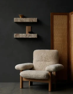 Audo Copenhagen Plinth Shelf Sand Kunis Breccia marmor fra> Hylder