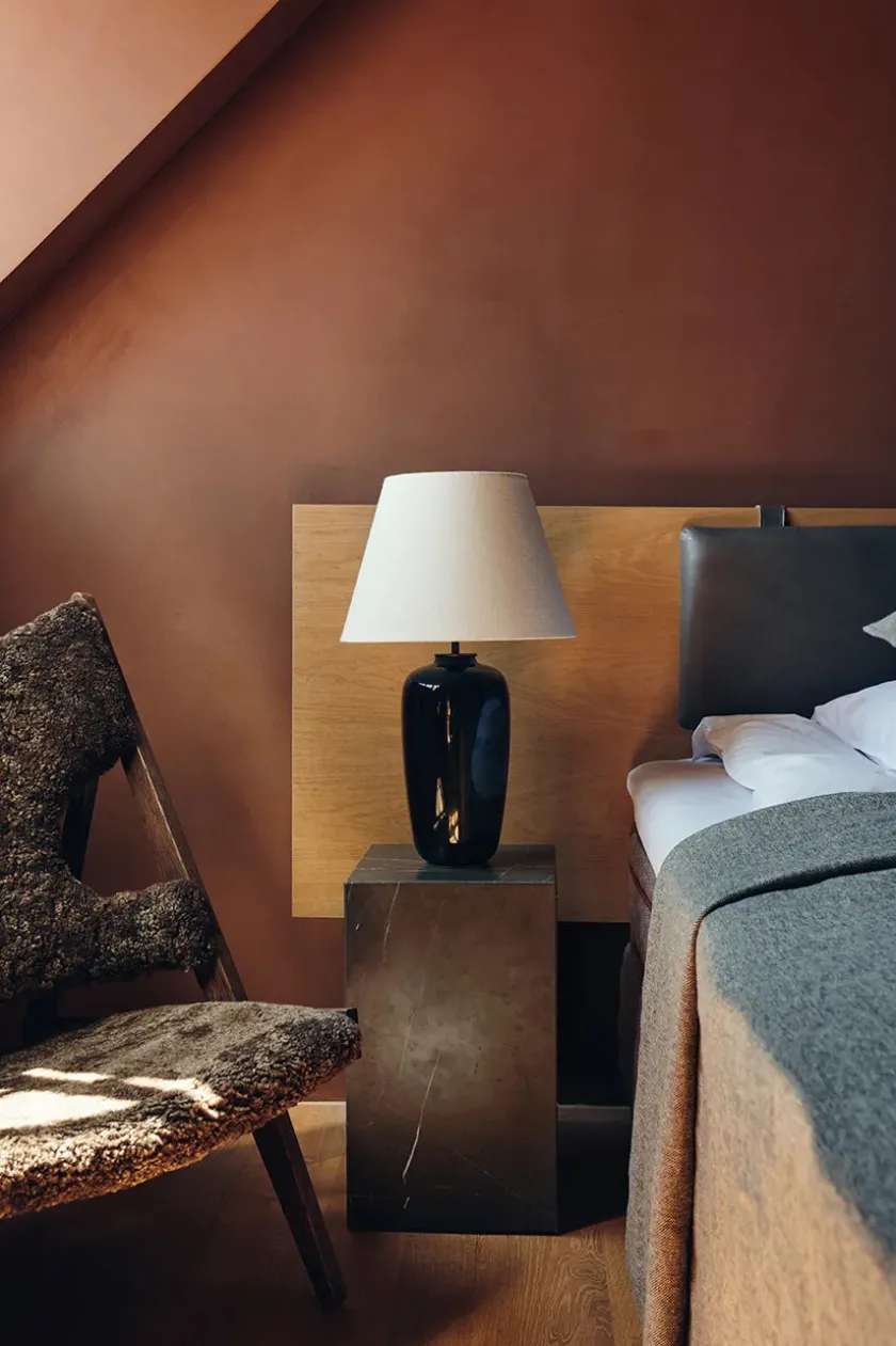 Audo Copenhagen Plinth Tall, grey galaxy marble fra> Sideborde Og Små Borde