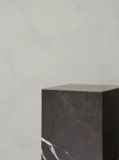 Audo Copenhagen Plinth Tall Rose Calacatta Viola marmor fra><noscript><img width=