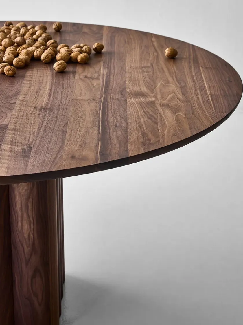 DK3 Plush Table Round fra> Spiseborde