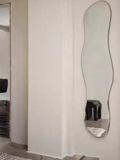 Ferm Living Pond Mirror Full Size, dark chrome fra> Spejle