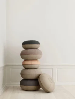 Fritz Hansen Pouf, large fra> Puffer