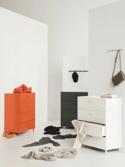 String Furniture Relief Kommode, bred fra String> Kommoder