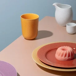 Lyngby Porcelæn Rhombe tallerken, terracotta Ø23 cm fra> Service