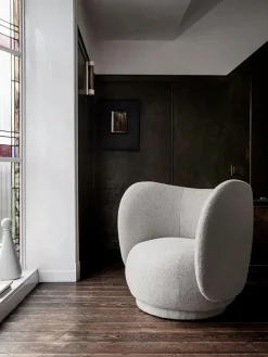 Ferm Living Rico Lounge Chair, bouclé i sand fra><noscript><img width=