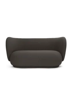 Ferm Living Rico Sofa 2-seater Cilla Taupe fra><noscript><img width=