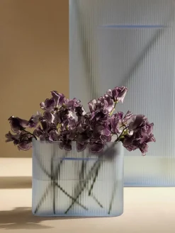 Muuto Ridge Vase, light blue frosted glass fra> Vaser