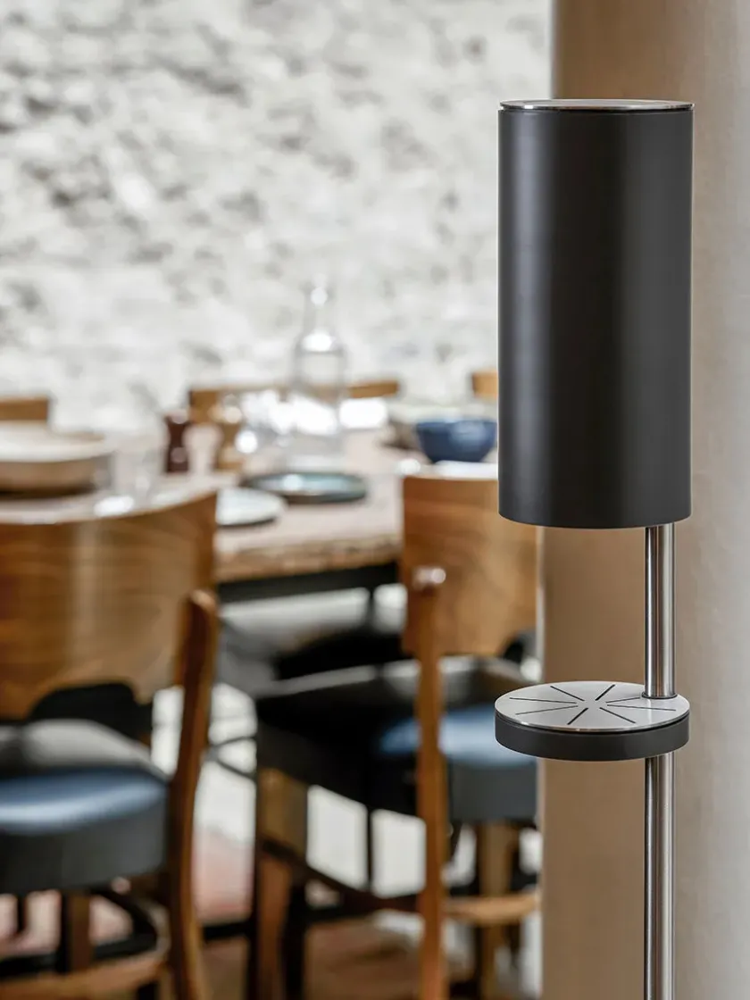 VOLA Sensorstyret håndsprit- og sæbedispenser, fritstående i sort fra> Sæbedispensere