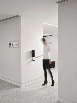VOLA Sensorstyret håndsprit- og sæbedispenser, vægmonteret i hvid fra><noscript><img width=