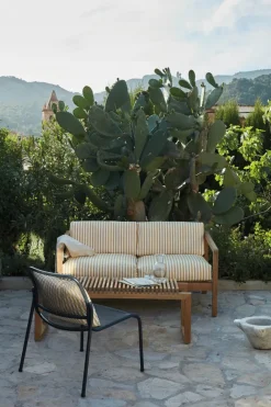 Fritz Hansen Skagerak Virkelyst 2 pers. Sofa, Golden Yellow Stripe fra> Udendørs Loungemøbler