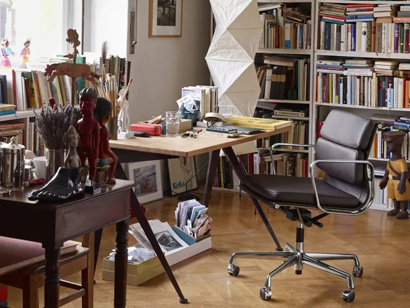 Vitra Soft Pad Chair EA 217 Kontorstol, cognac læder/krom stel fra> Kontorstole